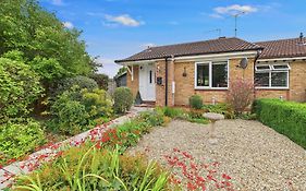 Bijou Abode- Bungalow With Free Private Parking
